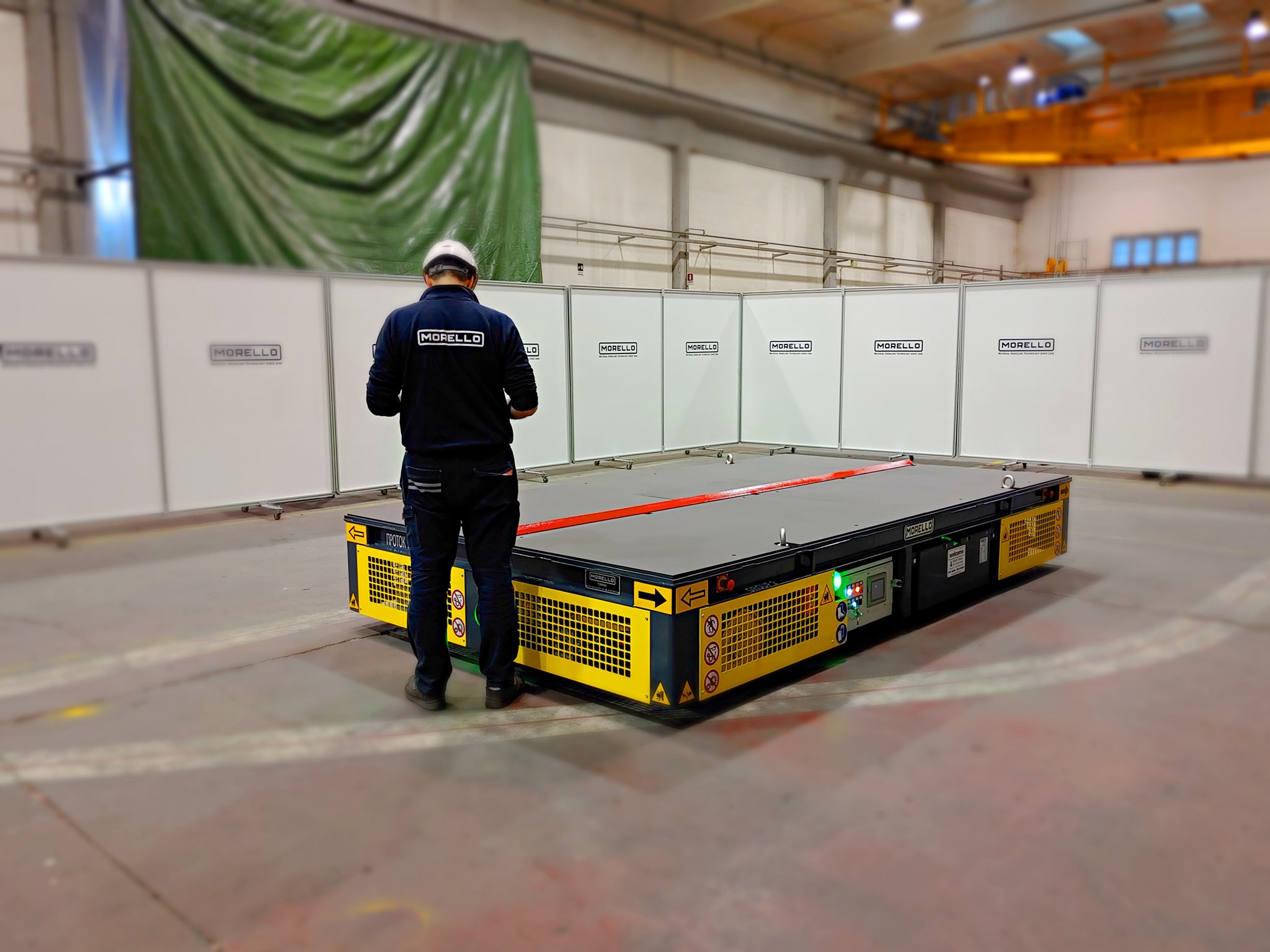 Arbeiter und Plattformwagen