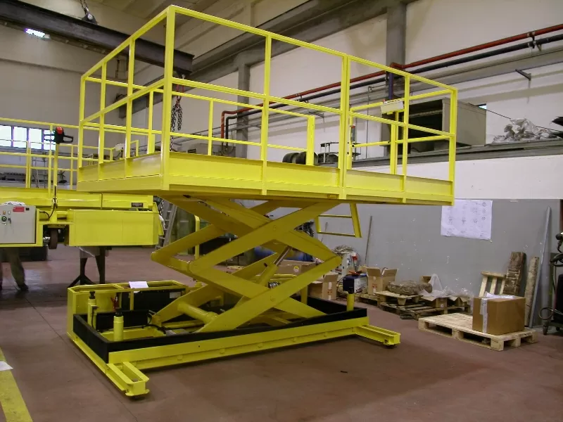 250 KG - SELF-PROPELLED LIFTING PLATFORM 250 kg - Piattaforma di sollevamento semovente