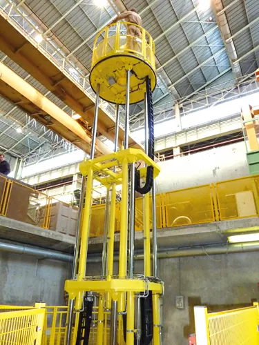 500 kg - LIFTING PLATFORM - STROKE: 9000MM 500 kg - Piattaforma di sollevamento - Corsa: 9000 mm