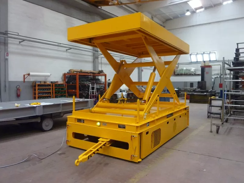 8 T - Powered drivable transfer cart with scissor lift 8 T - Carrello di trasferimento motorizzato con sollevatore a forbice