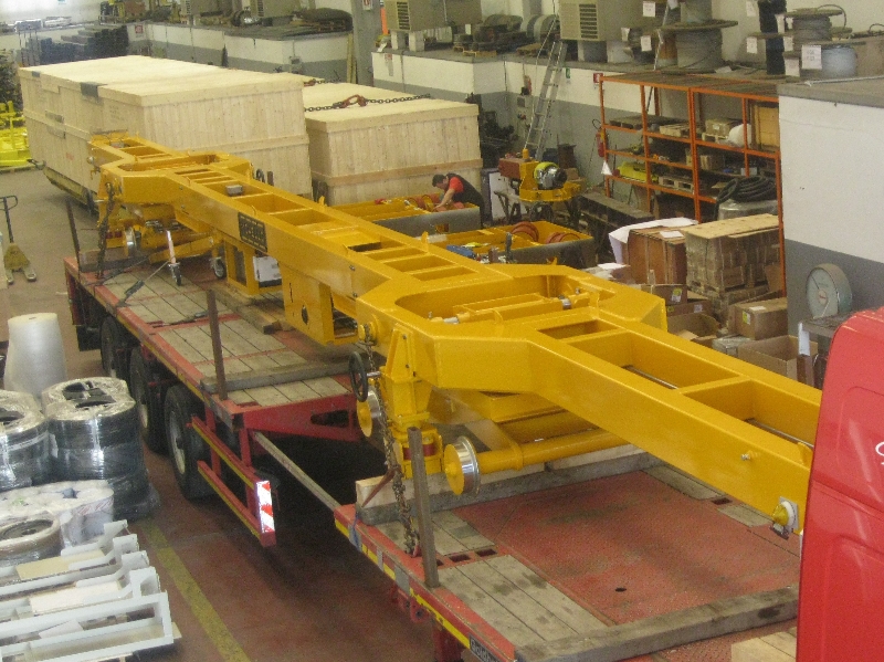 REMOLQUE AUTOPROPULSADO PARA POSICIONAMIENTO DE PORTACABLES EN LOS VAGONES FERROVIARIOS - 5,5 T REMOLQUE AUTOPROPULSADO PARA POSICIONAMIENTO DE PORTACABLES EN LOS VAGONES FERROVIARIOS - 5,5 T