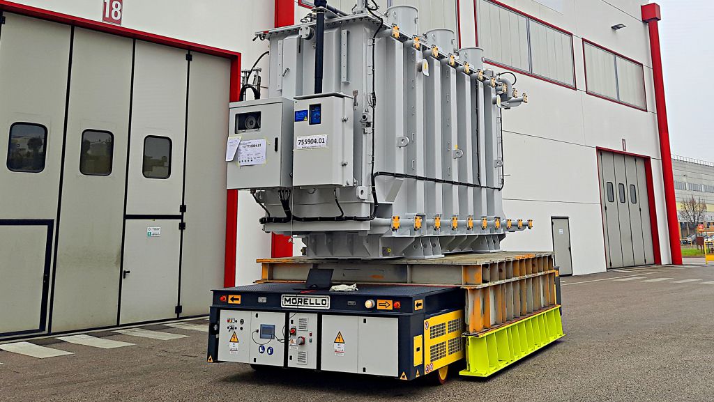 Utilizzo di trasportatori elettrici a pianale per decarbonizzare la movimentazione di materiali pesanti nelle fabbriche